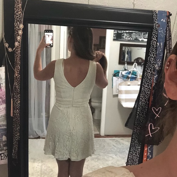 White laced dress - Picture 3 of 4